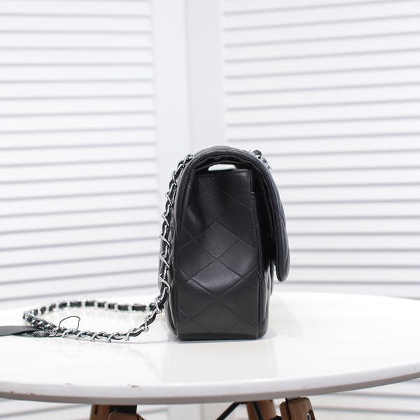 シャネルバッグ背面デザイン